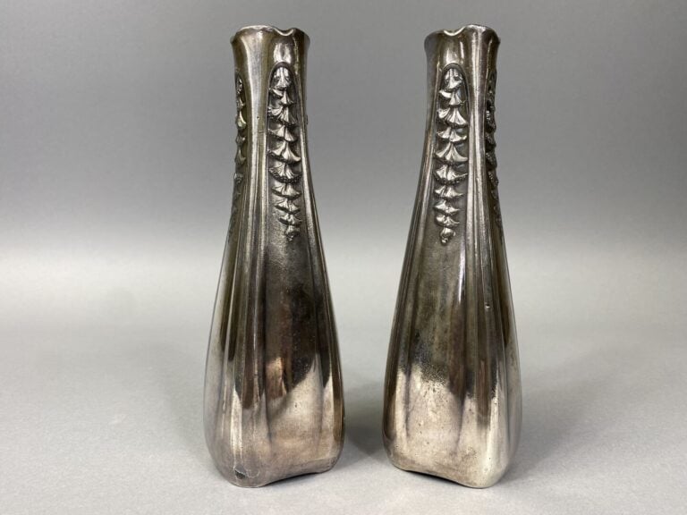 René DELAVAN (actif entre 1926 et 1958) - Vase balustre en étain martelé à moti…