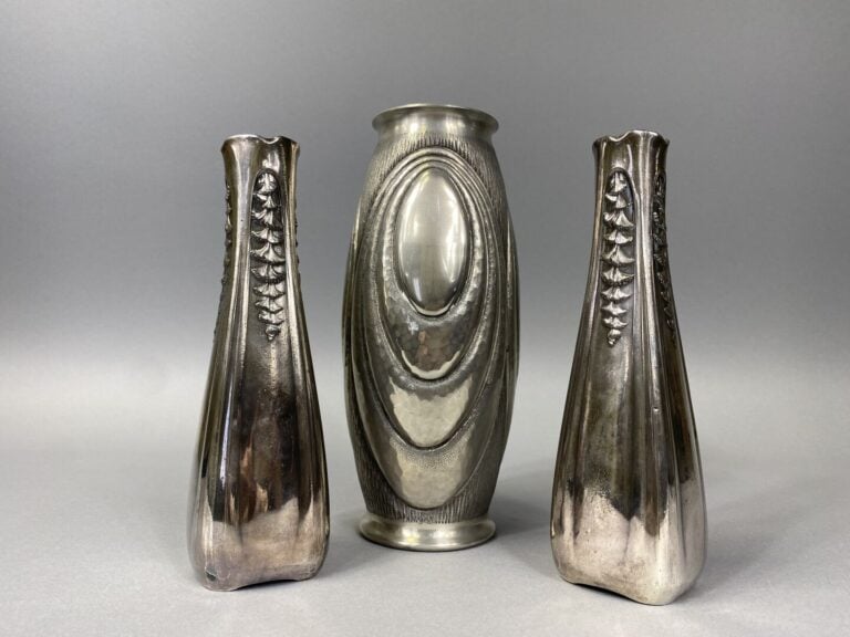 René DELAVAN (actif entre 1926 et 1958) - Vase balustre en étain martelé à moti…