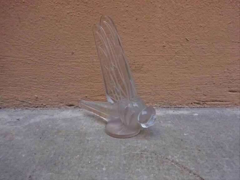 René Lalique (1860-1945) "Libellule grande" en verre moulé en partie satin