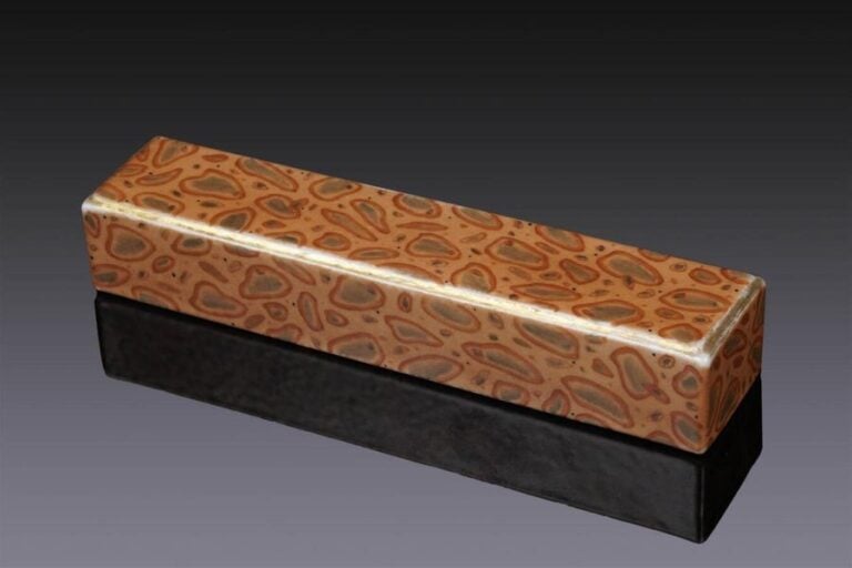 REPOSE-POIGNETS EN PORCELAINE A DECOR EMAILLE POLYCHROME IMITANT L'AGATE PUDDING STONE