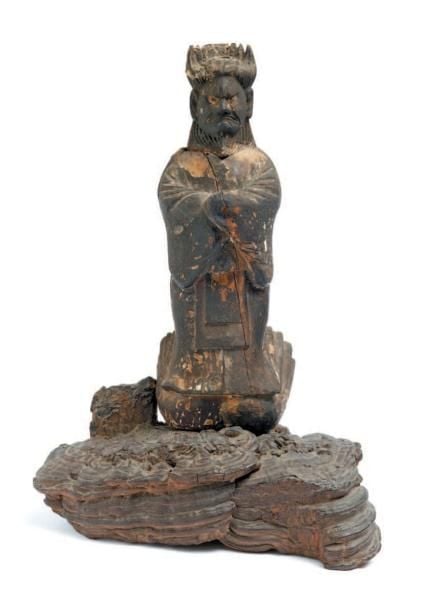 Représentation en bois d'un démon de la cour d'Enma, Seigneur des enfers, debout sur un socle composé d'un grand champigno