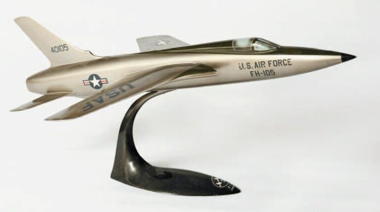 Republic F-105 « Thunderchief » Grande maquette promotionnelle en métal du chasseu