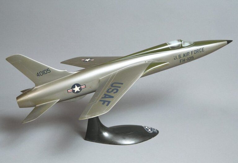 « Republic Thunderchief F 105 », métal peint fabriqué par Verkuyls - hollande, présenté sur son socle constructeur, petits accidents en bout d'ailes, L 61 x E 35 cm, 85%