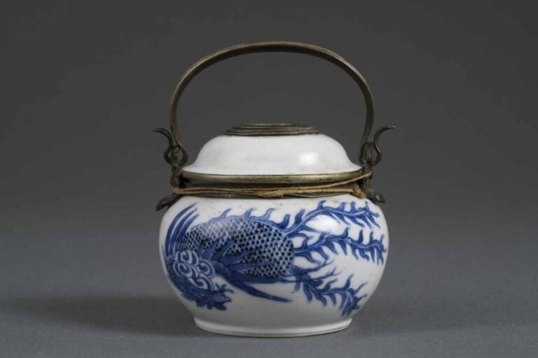 RESERVOIR DE PIPE A EAU EN PORCELAINE DITE BLEU DE HUE Vietnam / Indochine, Dynastie Nguyen, Epoque XIXe siècle A pied court annulaire, panse globulaire compressée et couvercle campaniform