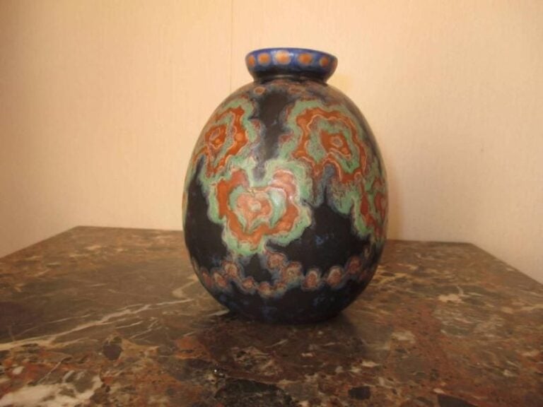 REVERNAY Petit vase en grès de forme boule à décor de motifs stylisés polychrome