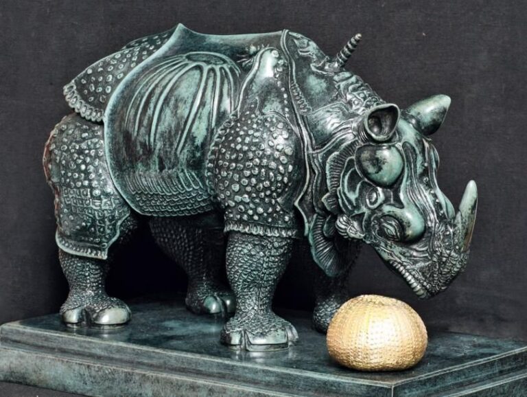 Rhinocéros habillé en dentelles, 1954 Bronze à patine vert florentin, signé et n° 304/499 Hau