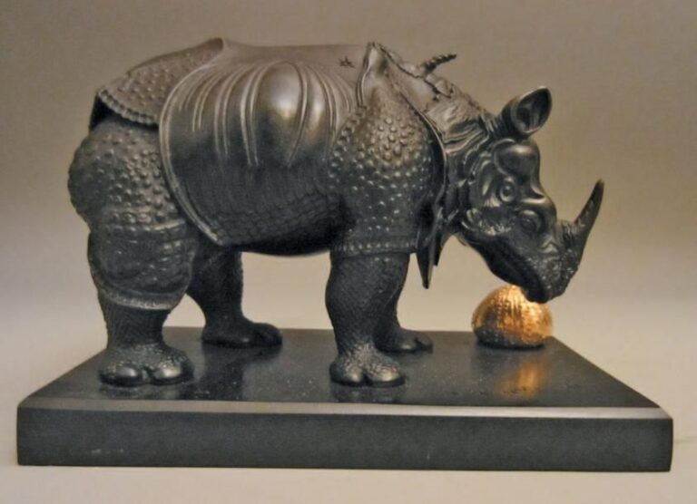 Rhinocéros habillé en dentelles Épreuve en bronze à patine noir étrusque, oursin doré à l'or fin, signée et numérotée 18/499 Hau
