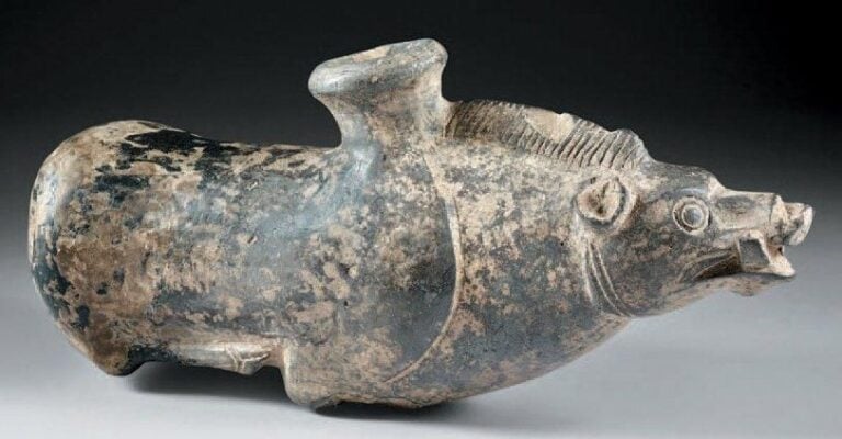 Rhyton en forme de sanglier couché (iconographie peu fréquente
