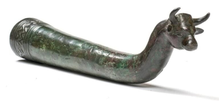 Rhyton ou manche orné de chevrons et de lignes en relief à l'ouverture, et terminé par une tête de taureau coudé
