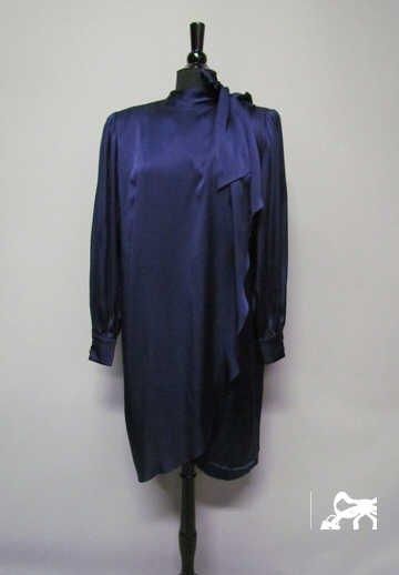 ROBE à effet portefeuille en satin de soie bleu nuit, petit col montant se nouant sur l'épaule gauche munie d'un boutonnage retenant un pan flottant, poignets droits au bas des manches longues froncées (T38)