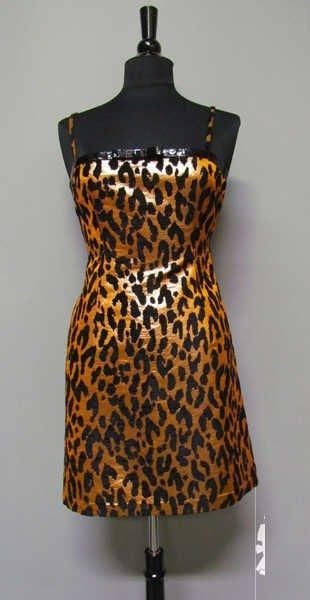 ROBE à fines bretelles en velours dévoré figurant un motif tacheté noir et mordoré, décolleté gansé de vinyle et orné d'un petit noeud (T38)