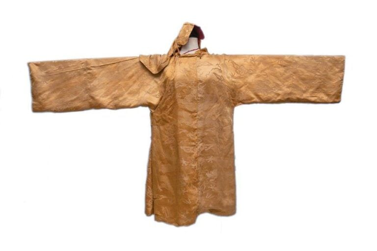 ROBE DE MANDARIN EN SATIN DE SOIE JAUNE