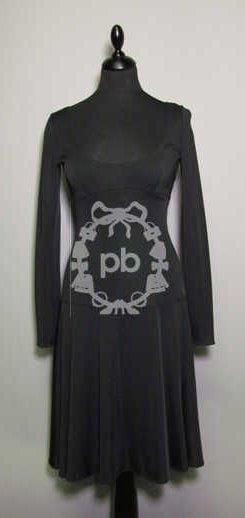 ROBE de PATINEUSE en jersey viscose noir, décolleté rond sur fermeture éclair au dos, effet de découpes galbantes ajourées (griffe chair, graphisme blanc) (TM)