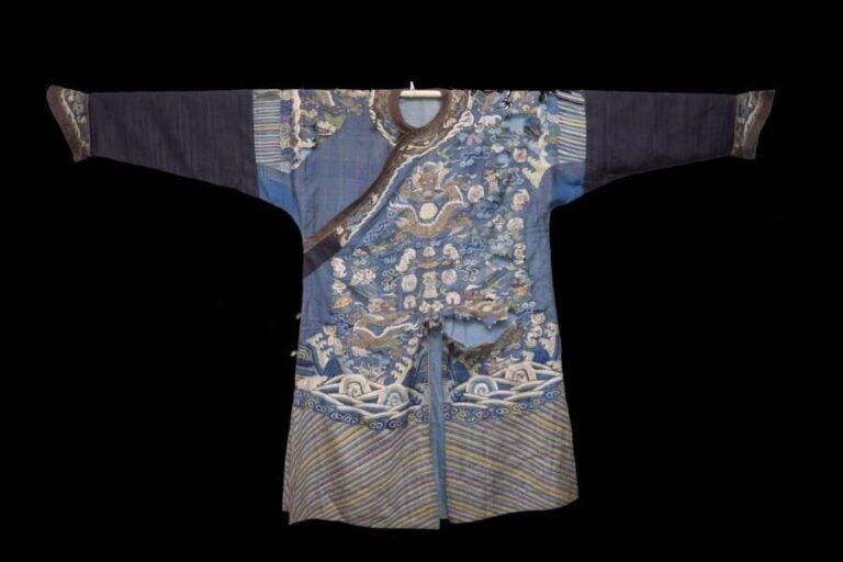 ROBE DRAGON D'OFFICIEL DE HAUT RANG EN SOIE KESI A DECOR DE NEUF DRAGONS, JIFU Chine, Fin de la Dynastie Qing, Epoque fin XIXe-début XXe siècle Robe d'été en soie dite "kesi" dans les tons bleu, jaune, vert, violine et blan