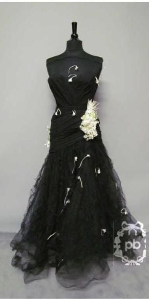ROBE du soir en mousseline drapée et tulle noire partiellement recouverte de résille plumetis à la couleur parsemée de fleurettes blanches avec effet de bandelettes flottantes, bustier muni de baleines sur taille haute ornée d'un bouquet coordonné, ample jupe sur jupon (env TS) (accrocs sur résille)