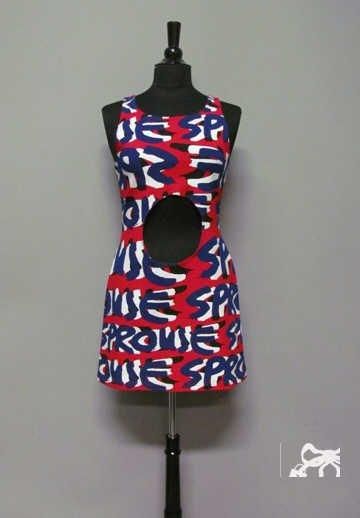 ROBE en coton stretch imprimé figurant un motif de graffitis dans les tons rouge, marine et noir sur fond écru agrémentée d'une découpe circulaire sur le devant, encolure ronde (TM)