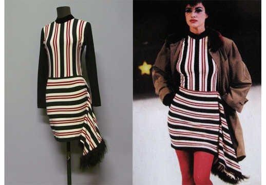 ROBE en jersey de coton imprimé rayé noir et groseille sur fond ivoire, col droit en velours sur petite échancrure zippée au dos, jupe courte et droite agrémentée d'un double pan flottant sur le côté gauche bordé d'agneau de Mongolie (griffe noire, graphisme turquoise) (env TS)
