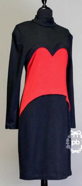 ROBE en jersey de laine noir et rouge figurant un bustier 'coeur' sur le devant, petit col montant (T40)
