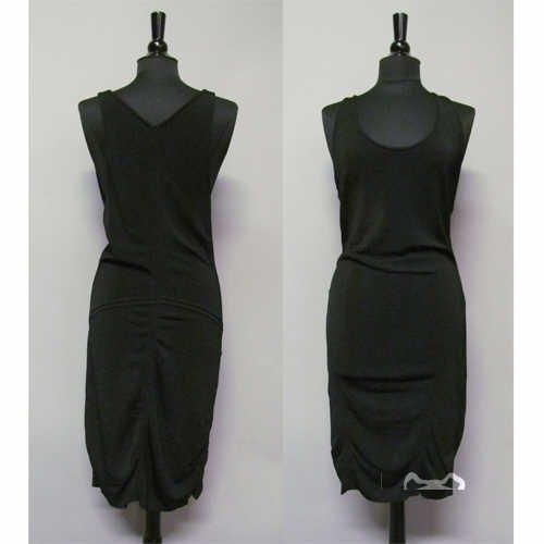 ROBE en jersey viscose noire ornée de découpes ajourées, décolleté rond, larges emmanchures (griffe blanche, graphisme noir) (env TM)
