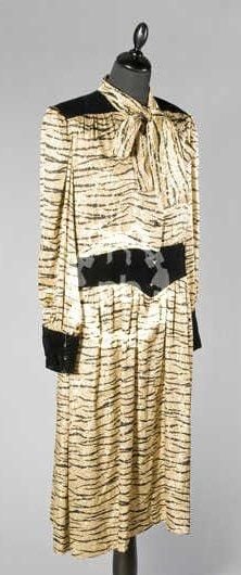 ROBE en soie façonnée imprimée figurant un motif tacheté et zébré dans les tons ivoire, chaudron, noir et or rehaussée de velours à la couleur, col cravate sur boutonnage jusqu'a la taille, poignets droits au bas des manches longues, jupe froncée (env T40)
