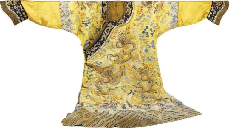 Robe impériale dite robe dragon, longpao, en soie jaune ornée de neufs dragons, quatre de face et cinq de profil, le cinquième sur le pan invisible sous la fermetur