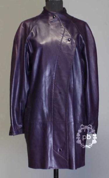ROBE-MANTEAU en agneau plongé aubergine, encolure montante sur boutonnage pressions asymétrique recouvert, rappel aux poignets, deux poches verticales (T40)