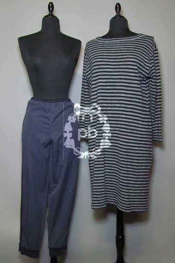 ROBE-PULL légèrement évasée en laine rayée noire et grise, encolure bateau, deux poches dans les couture
