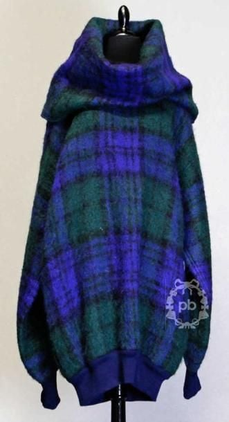 ROBE-PULL oversize en laine et mohair quadrillée vert bouteille, noir et bleu, important col bénitier, poignets et ourlet en bord-côtes marine (env TM)