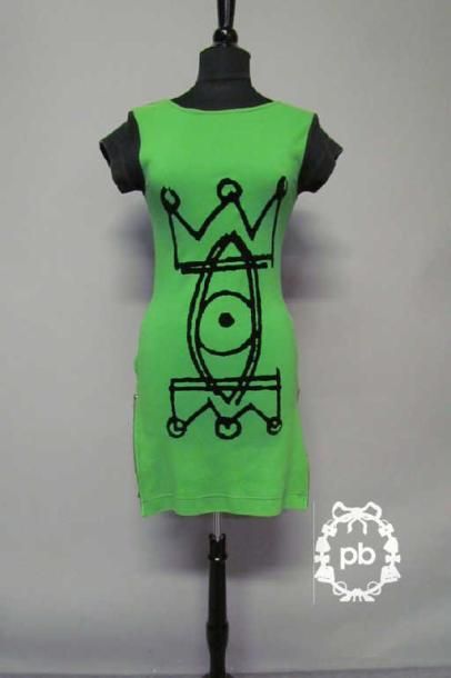 ROBE t-shirt en jersey de coton noir et vert pomme appliquée d'un motif abstrait en feutre sur le devant, encolure ronde, petites manches, côtés agrémentés de zips (env TS) (manque griffe)