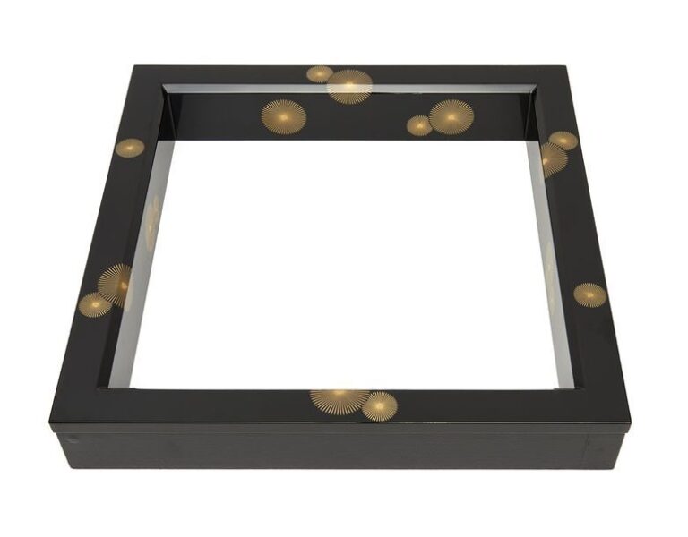 Robushi laqué noir (cadre carré placé autour d’une gazinière à thé), décoré de rondelles représentant des aiguilles de mélèze japonais (karamatsu) en laque makie doré par Takauchi K?sai (1944