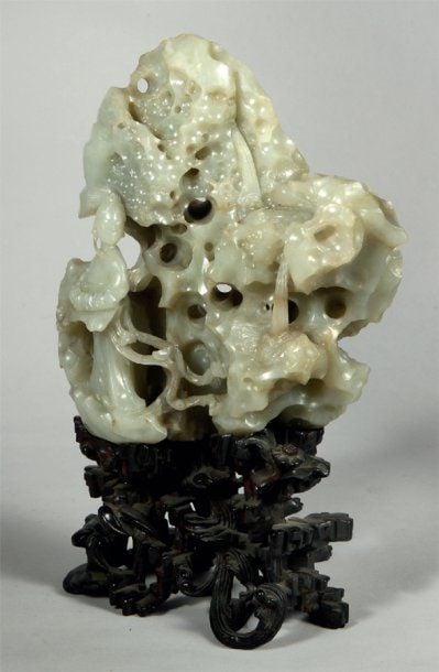 Rocher en jade néphrite céladon évoquant une montagne d'où s'écoule une cascade avec au premier plan une jeune femme accoudé