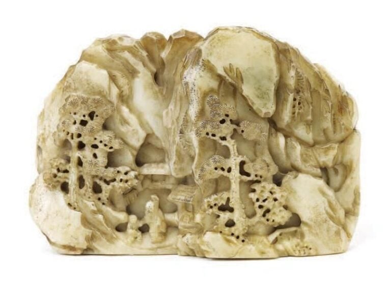 Rocher en stéatite beige, ou shoushan stone, une face sculptée d'un sage et son disciple dans la montagne, auprès de pavillons et pins, l'autre face à décor de pins, cascade et lingzh