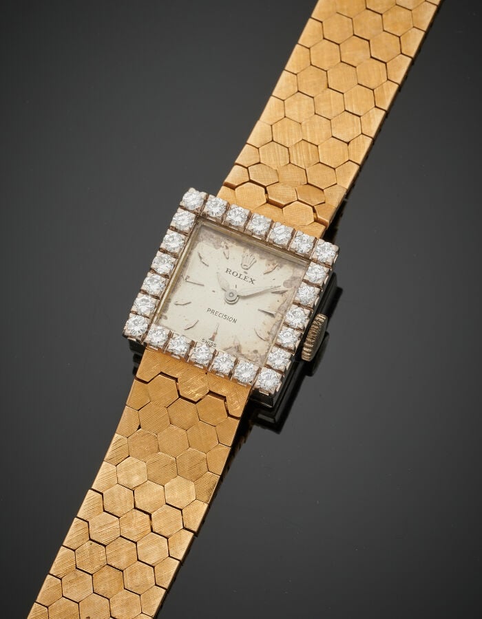 ROLEX - BRACELET MONTRE carrée de dame en jaune et or gris (750‰). Lunette sert…