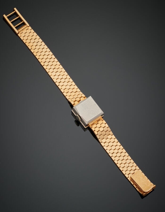 ROLEX - BRACELET MONTRE carrée de dame en jaune et or gris (750‰). Lunette sert…