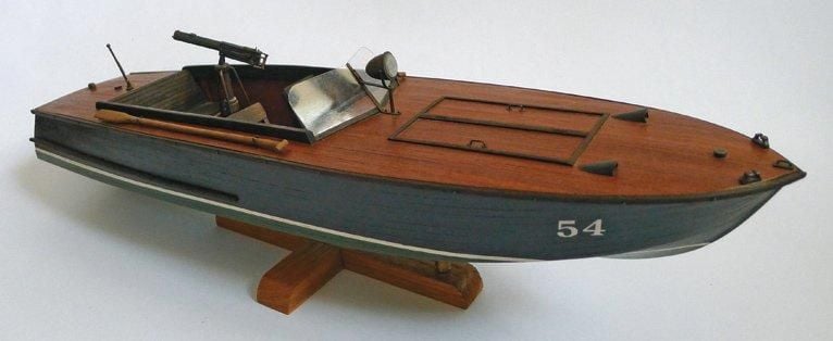 RUNABOUT ARMÉ Maquette d'un canot en bois avec sa mitrailleus