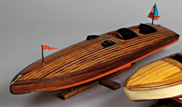 RUNABOUT Maquette d'un canot de course en boi