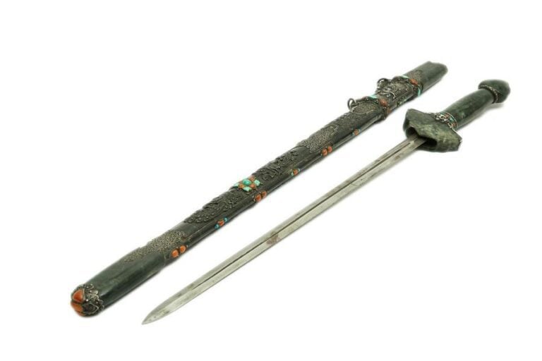 SABRE D'APPARAT EN ARGENT ET PIERRES DURES