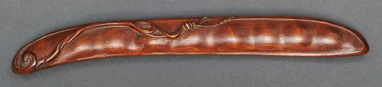 Sabre de docteur en bois (bokuto) sculpté en forme de haricot avec des vrille