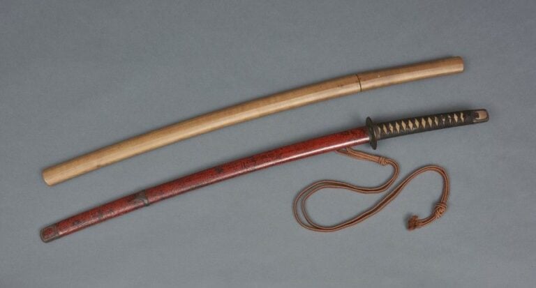 Sabre katana avec une lame d'une élégante forme datant de la période Edo dans un fourreau garni de laque Shu Tsugaru-nuri (shirasaya) et une monture (koshirae