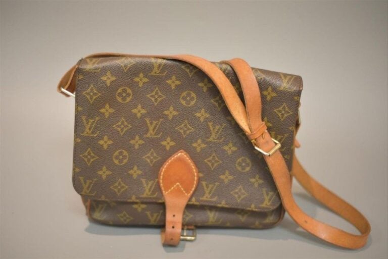 Sac bandoulière modèle «Cartouchière» en toile monogram (usures d'usage