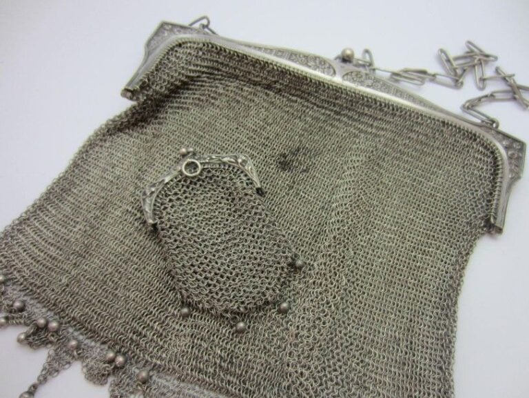 SAC DU SOIR en cotte de maille argent (600 millièmes), fermoir ciselé à décor de fleurette