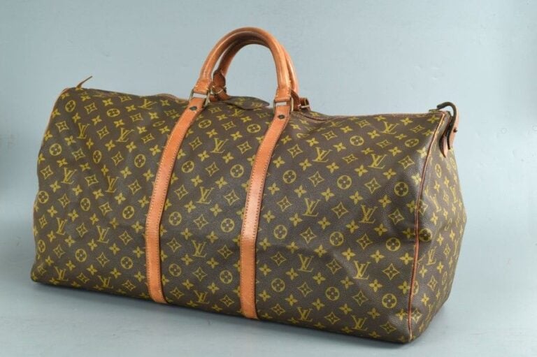 Sac souple en toile monogram, modèle Keepal (manque la sangle, coutures en cuir abîmées, fermeture éclair usagée, rivets de la sangle avec vert-de-gris, fond légérement frotté