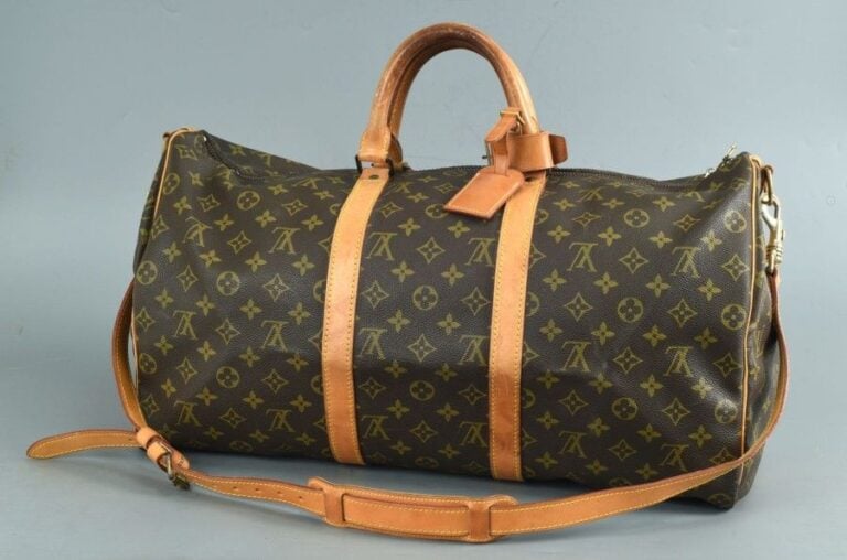 Sac souple en toile monogram, modèle Keepall, sangle présente, cadenas présent (manque la clé, poignées légèrment usées, usures d'usage
