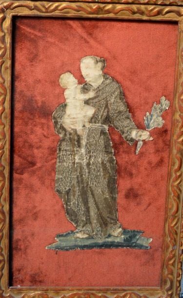 Saint Antoine brodé à l'aiguille appliqué sur un panneau de velours rouge ; encadrement en bois dor