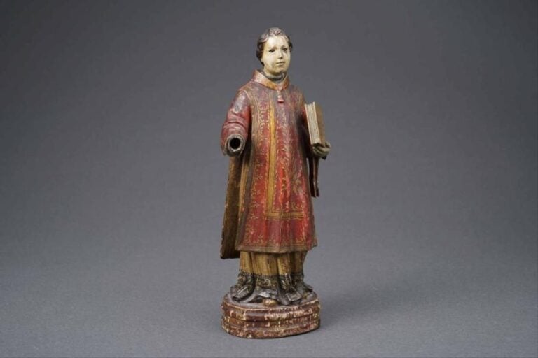 Saint-évêque Statuette en bois sculpté polychrome et dor
