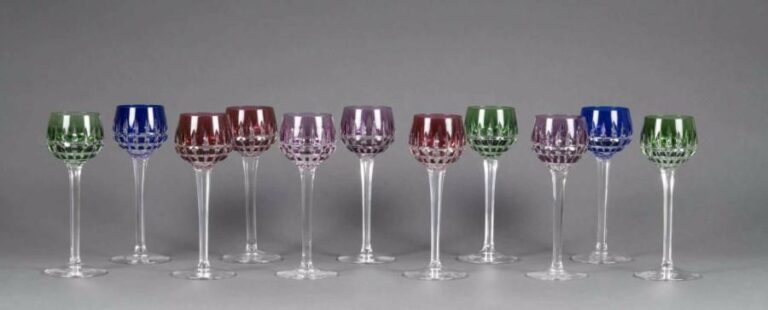 SAINT-LOUIS Onze verres à pied en cristal taillé color