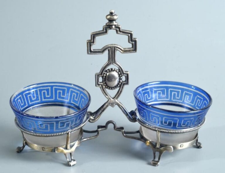 Salière double composée de deux godets en verre satiné doublé bleu à frise de grecque; monture en argen