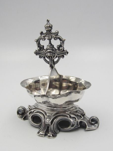 SALIÈRE DOUBLE en argent (950 millièmes) de style Renaissance avec prise centrale surmontée d'un mufle de lio