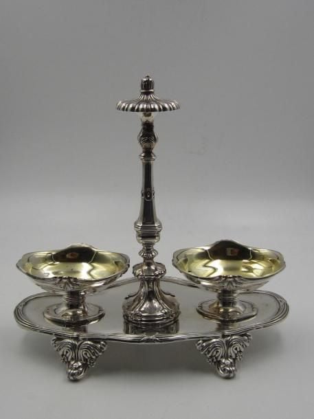 Salière double en argent (950 ‰), reposant sur quatre petits à enroulements, à attaches feuillagées; prise centrale et plateau monogrammé