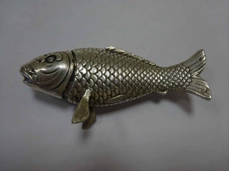 SALIERE en forme de poisson, en argent (925°/00) Poinçon Minerve 1er titre Longueur : 9 cm - Hauteur : 4 cm Poids : 85 g 199250